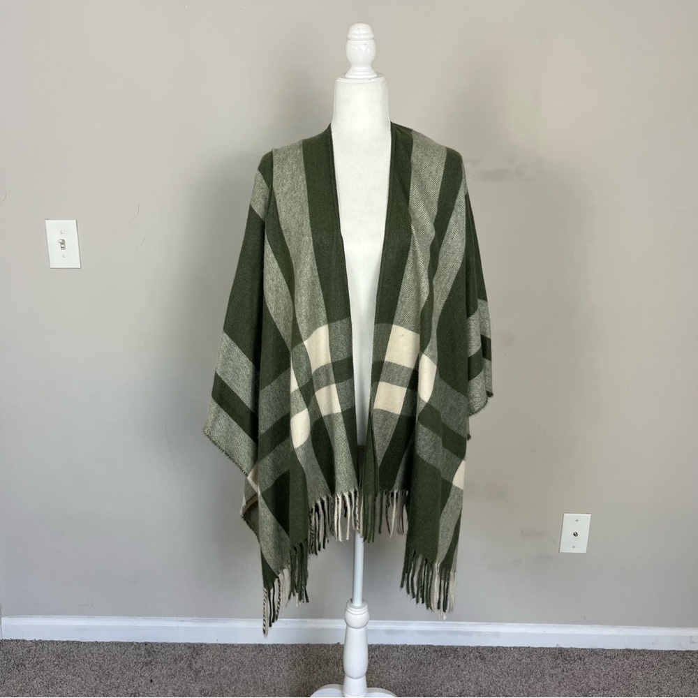 UNIVERSAL THREAD TARGET PLAID FRINGE OPEN FRONT PONCHO IN GREEN ONE SIZE - Picture 4 of 16